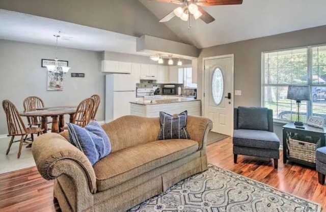 *King Bed* Peaceful Getaway Near the Reservoir