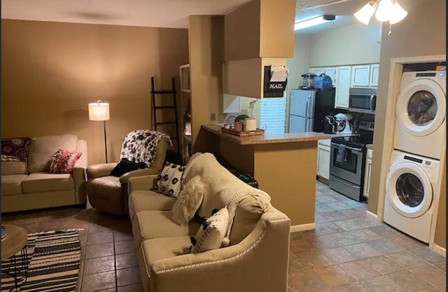 KING Bed, Pool, TV Sports Pack, WiFi, Washer and Dryer in Unit!