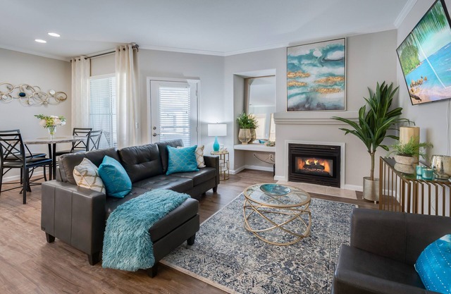 King Bed/Prime Location/Private Garage