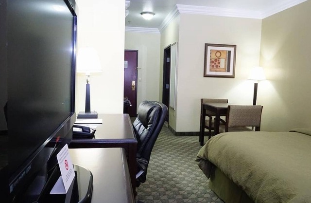 King Bed Stay, Scottish Inns Cresson, Free Breakfast, Minutes from DT Fort Worth