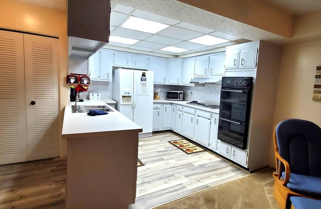 King Beds, Fireplace, Jacuzzi!