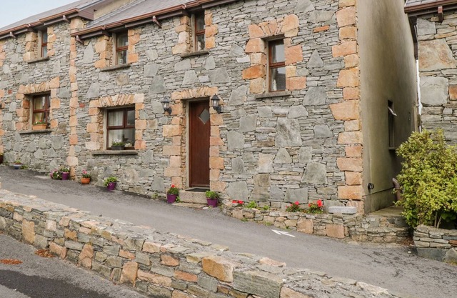 KING COTTAGE, family friendly in Cleggan, County Galway