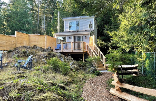 King Creek Cottage - ocean views and quiet escape in Otter Point