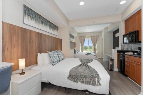 King Queen Spacious Studio Near Universal