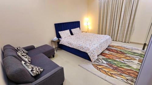 King Room with Attached Private Bathroom in Shared Apartment