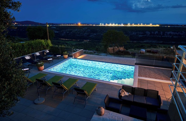 King size apartment with swimming pool