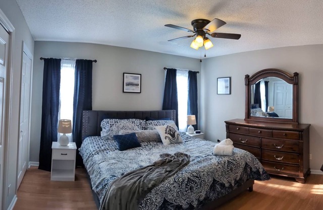 King size* ECU* Dining* Convenient Location*