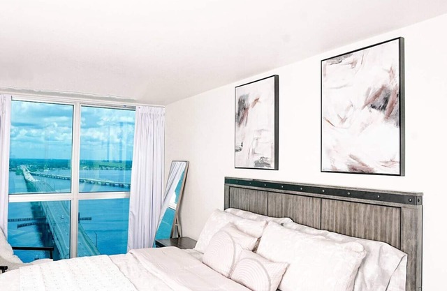 King Suite | City + Water Views