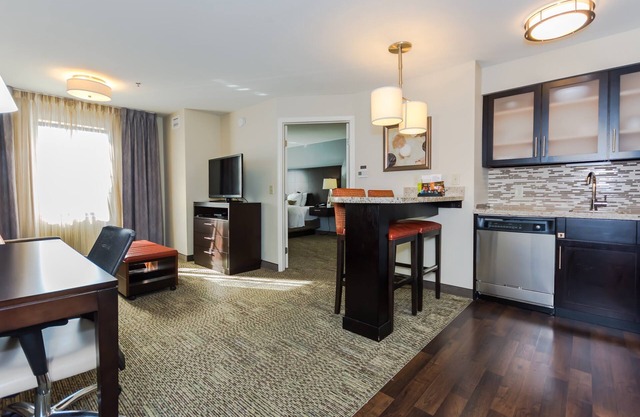 King Suite. Free Breakfast. Indoor Pool & Hot Tub. 15 Min Walk to University of North Dakota.
