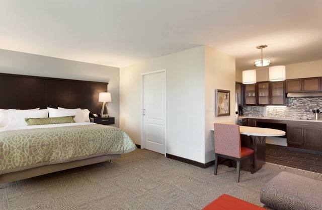 King Suite. Free Breakfast. Pool. Great for Business Travelers!
