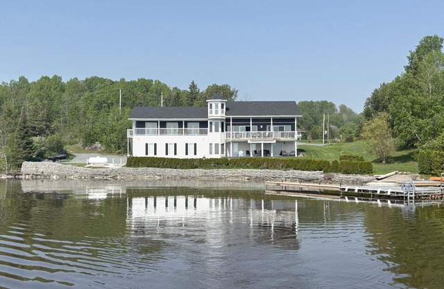 King Suite - Lake Front - Private Ensuite