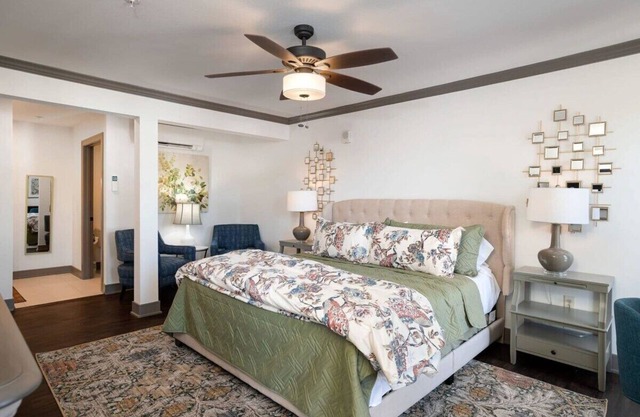 King Suite on Main Relax and Unwind|Stay,Shop,Eat!