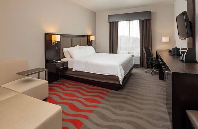 King Suite w/ Luxurious Contemporary Style!