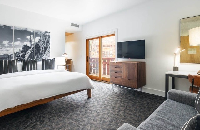 King + Twin Sleeper Room at Gravity Haus, Outdoor Mountain Fun, Truckee Locale