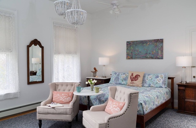 King with Kitchenette and Fireplace, 2 blocks to Thames