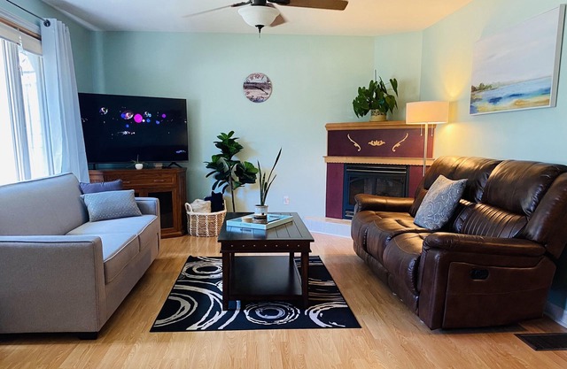 KingBed,Sleeps10+,SmrtTV,BBQ,Gym,FireTable,FullKitchen. All in walking distance.