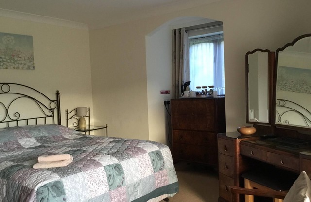 Kingsize bed with ensuite Shower room