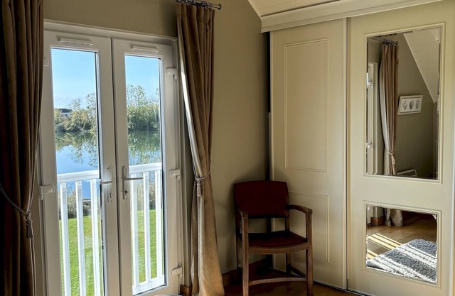 Kinsale Lodge · Cotswolds Lakeside - Spring Lake