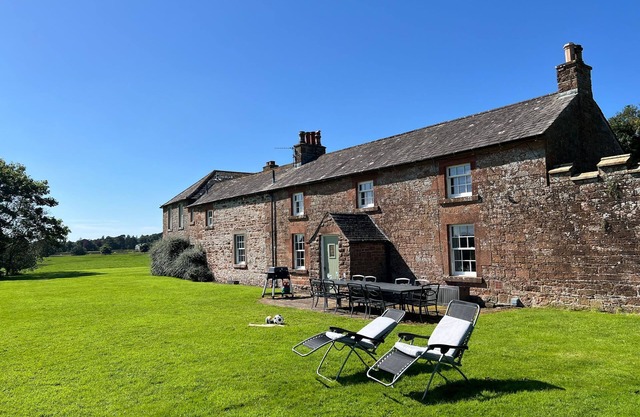 Kirk House Longtown - a cottage that sleeps 13 guests in 7 bedrooms