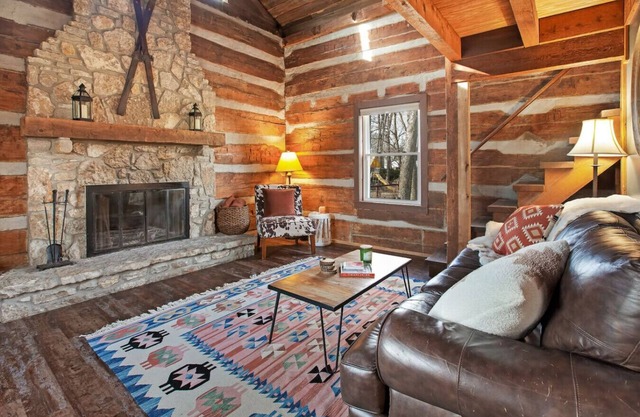 Kit’s Cabin - Log Cabin Retreat in Indianapolis