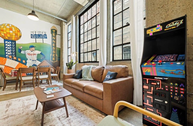 Knox Loft Walk to Market Square & UT One of a Kind Mural + Arcade Fun