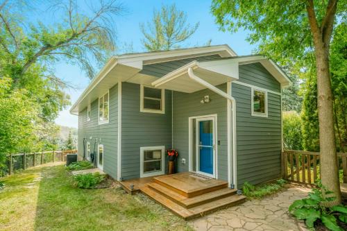 Koselig Cottage on Medicine Lake