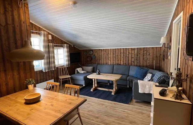 Koselig hytte med uteplas ved Hallingdalselva