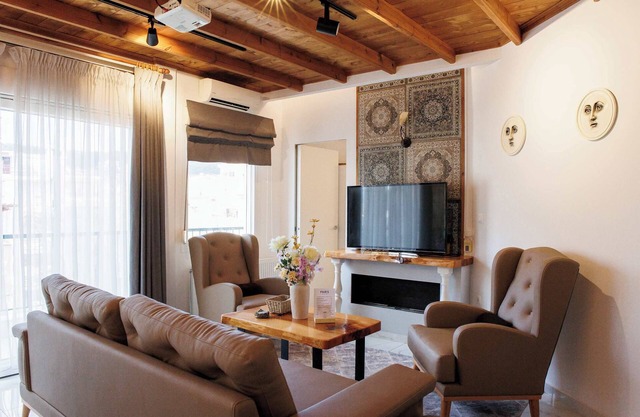 Kozani Central Nest - Homely Vibes