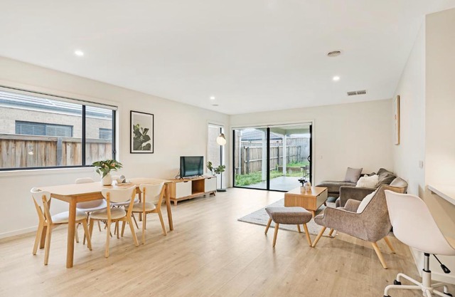 KOZYGURU | Greenvale VIC | Roomy Charming | 7 Bed House + Free Parking