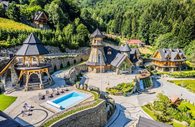 KRUPÓWKA MOUNTAIN RESORT - Widokowy hotel z basenami i wellness