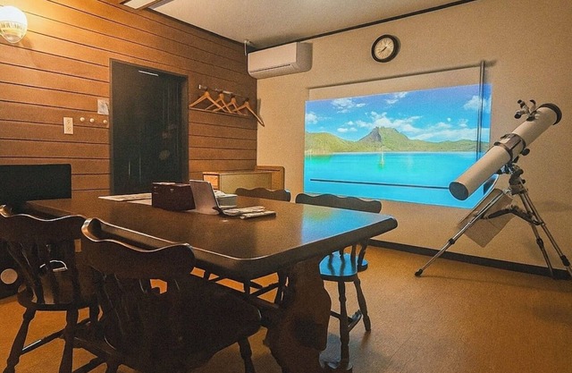 Kusatsu Onsen hot spring bath with free-flowing hot-spring water! 5 minutes by car to Yubatake! Projector for unlimited movie watching! Indoor barbecue available! A rental villa overlooking the great outdoors where you can relax while watching a real fire