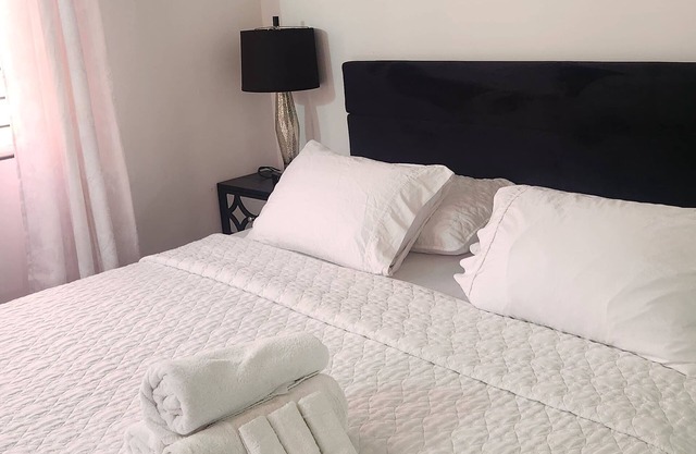 KV Cozy escapes Charming 2-bedroom house with AC, WiFi in fabulous Discovery Bay