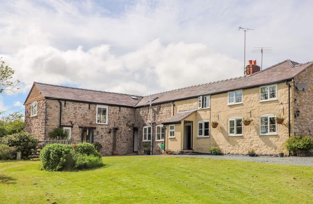 KWENRITH'S COTTAGE, pet friendly, with a garden in Oswestry
