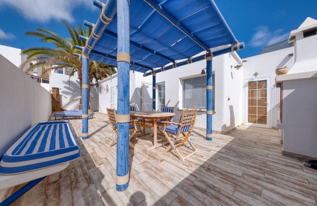 L'AZDORA LA CONCHA CLOSE TO THE SEA