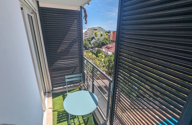 "L'endormi", air-conditioned T1, pool and sea view, near airport