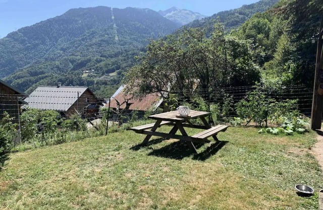 "La belle savoyarde". Comfortable gite with mountain views. Ideal for recharging your batteries.