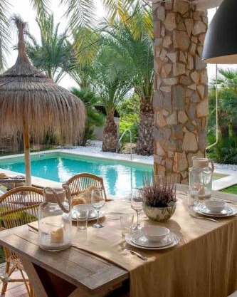 La Casa del Zurdo, oasis de palmeras en Alicante con piscina