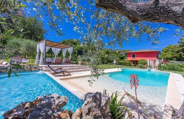 La Casa Fra gli Ulivi luxury apartments with pool near Cinque Terre and Tuscany