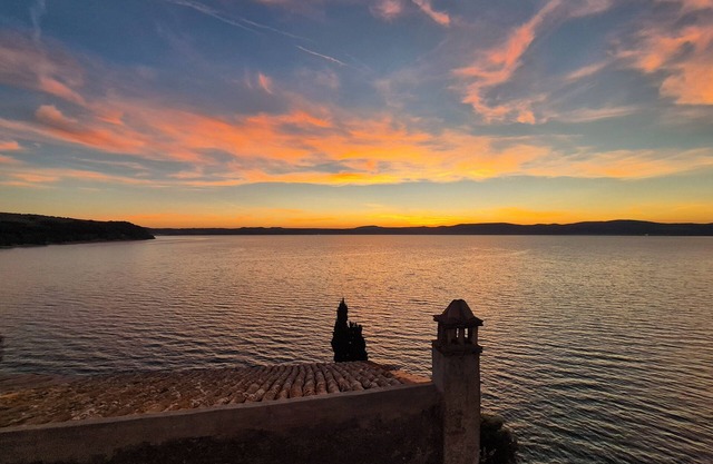 La Casa Sul Lago –Historic 16th-Century Apt with 180° Lake View in Medieval Town