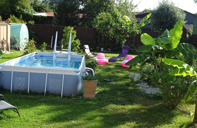 La Datcha in a 900m2 garden planted with banana trees, agapanthus and oleanders