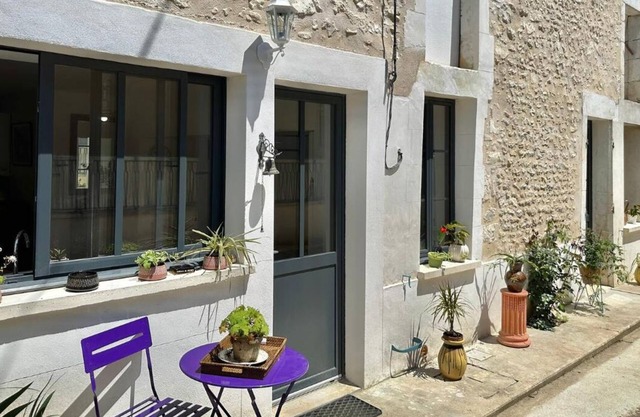 LA FERME DE LUCIE Two-bedroom house with private garden and courtyard.