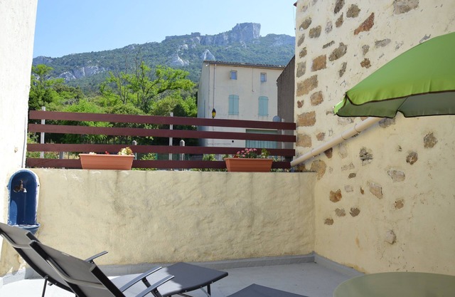 La Grange, air-conditioned gîte, lovely view of Peyrepertuse castle, Cathar country