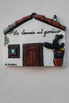 La lammia sul giardino