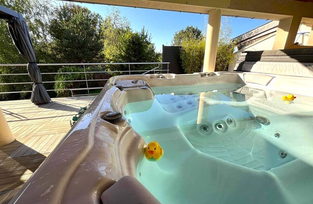"La Loupiote - Gîte Éclairé" Maison de Village Proche Nancy Avec Grand Jacuzzi !