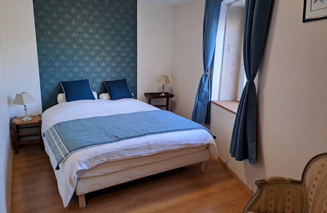 La Louvière, house sleeps 7 Villié-Morgon Beaujolais tasting possible