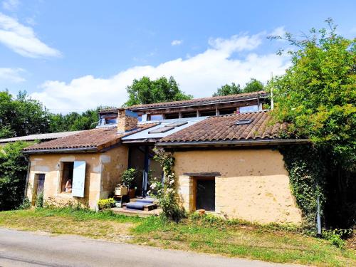 La Maison des Forges, ancienne grange charentaise transformée en habitation atypique en lisière de forêt pour 10 personnes maximum