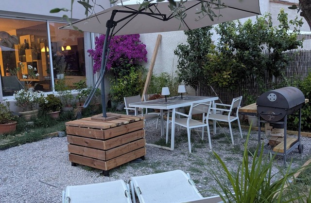 La Maison du Soleil & du Calme: Walking distance to the city center, private parking in Nîmes!