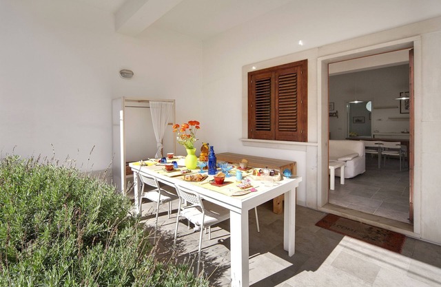 La Mancina is just 150 meters away from the main beaches of Marina di Ragusa