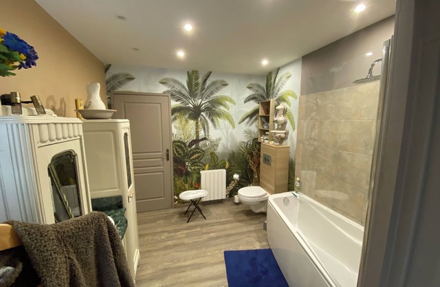 La Patriaie Chez Jacky et Maryse large, cosy room, private bathroom