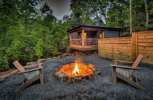 La Pequena Pecos - Modern Rustic Tiny Home along the River! | fire pit